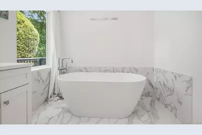 7 Midhampton Court, Quogue, NY 11959 - Photo 11
