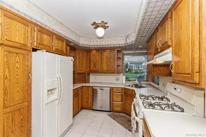 163 Bregman Avenue, New Hyde Park, NY 11040 - Photo 9