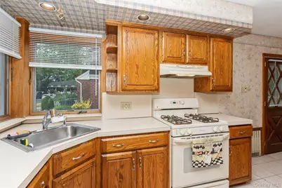 163 Bregman Avenue, New Hyde Park, NY 11040 - Photo 11