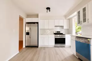 2 Arbor Pl, Glen Cove, NY 11542 - Photo 3