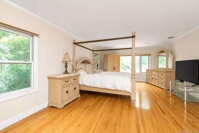 93 Oxford Boulevard, Great Neck, NY 11023 - Photo 17