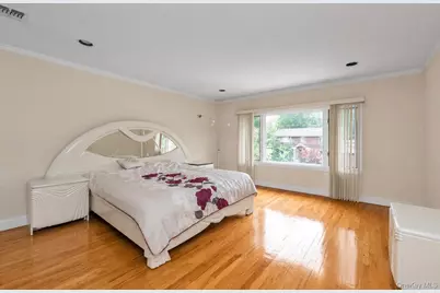 93 Oxford Boulevard, Great Neck, NY 11023 - Photo 19