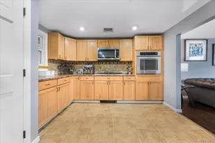 35 Washington Heights St, Selden, NY 11784 - Photo 5