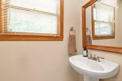 7 Freedom Court, Babylon, NY 11702 - Photo 9