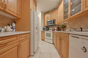 87 Carriage Ln, Plainview, NY 11803 - Photo 9
