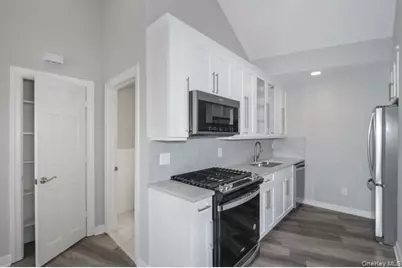 183 N Wellwood Avenue #8, Lindenhurst, NY 11757 - Photo 3