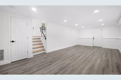31 Foxwood Drive E, Huntington Station, NY 11746 - Photo 21