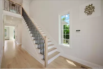 9 Greenway Terrace, Great Neck, NY 11024 - Photo 3