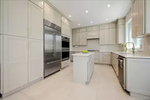9 Greenway Ter, Great Neck, NY 11024 - Photo 9