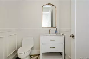 9 Greenway Ter, Great Neck, NY 11024 - Photo 15