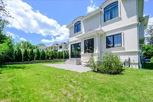 9 Greenway Ter, Great Neck, NY 11024 - Photo 33