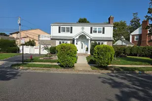 30 Aberdeen Rd, New Hyde Park, NY 11040 - Photo 3