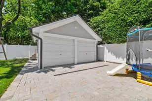 66 Liberty Ave, Rockville Centre, NY 11570 - Photo 33