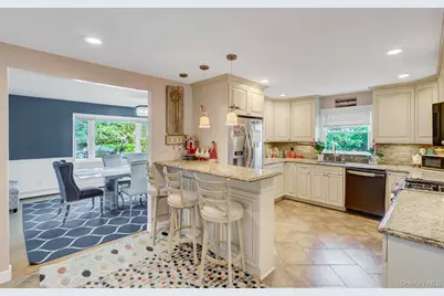 301 Oak Neck Road, West Islip, NY 11795 - Photo 5