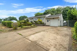 40 Cypress St, Central Islip, NY 11722 - Photo 3