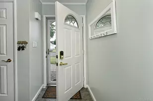 1238 Garden Pl, Wantagh, NY 11793 - Photo 5