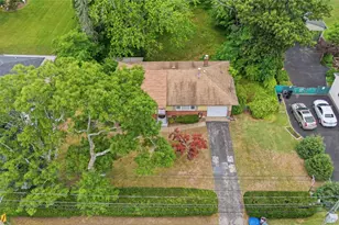 385 Manhattan Blvd, Islip Terrace, NY 11752 - Photo 5