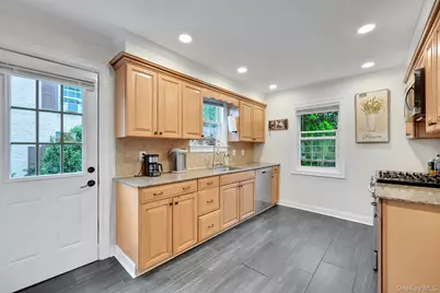 4 Interlaken Avenue, New Rochelle, NY 10801 - Photo 9