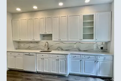 11 Duke Of Gloucester, Manhasset, NY 11030 - Photo 3
