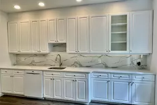11 Duke of Gloucester, Manhasset, NY 11030 - Photo 3