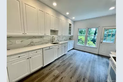 11 Duke Of Gloucester, Manhasset, NY 11030 - Photo 5