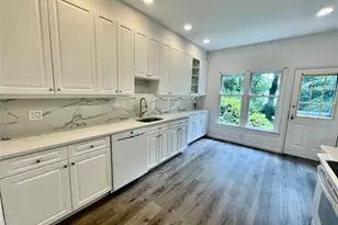 11 Duke of Gloucester, Manhasset, NY 11030 - Photo 5