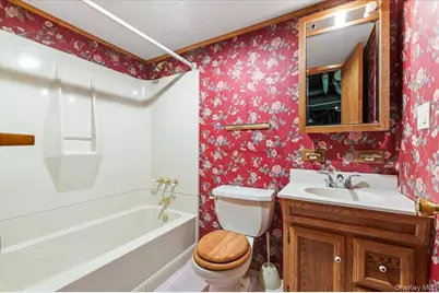 1680 Pine Acres Boulevard, Bay Shore, NY 11706 - Photo 27
