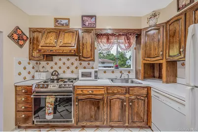 90 Rhode Island Avenue, Bay Shore, NY 11706 - Photo 11