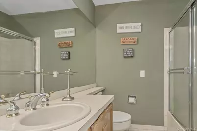 62 Cambridge Drive W, Copiague, NY 11726 - Photo 15