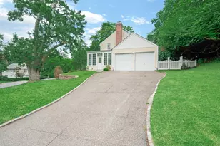17 Pinewood Rd, Manhasset, NY 11030 - Photo 3