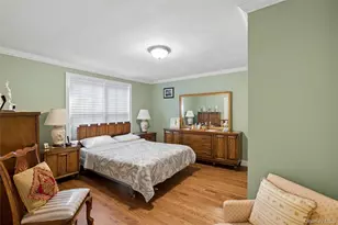 43 Edwards St, Roslyn Heights, NY 11577 - Photo 13
