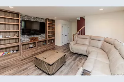 211 Ridgeline Drive, Poughkeepsie, NY 12603 - Photo 17