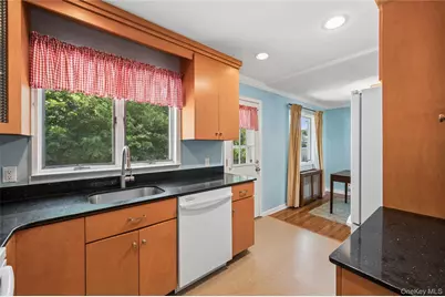 305 Glynn Street, North Babylon, NY 11703 - Photo 9
