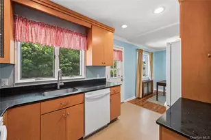 305 Glynn St, North Babylon, NY 11703 - Photo 9