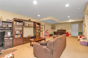 90 Virginia Dr, Manhasset, NY 11030 - Photo 11