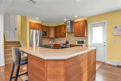 90 Virginia Drive, Manhasset, NY 11030 - Photo 9