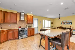 90 Virginia Dr, Manhasset, NY 11030 - Photo 7