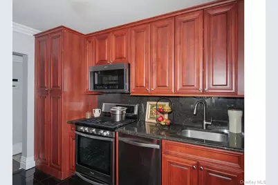 78 South Clinton Avenue #3B, Bay Shore, NY 11706 - Photo 3