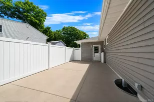 390 Blue Point Rd, Farmingville, NY 11738 - Photo 25