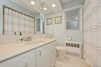 195 Scarcliffe Drive, Malverne, NY 11565 - Photo 19