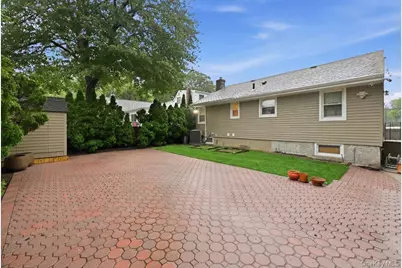 195 Scarcliffe Drive, Malverne, NY 11565 - Photo 37