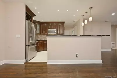 195 Scarcliffe Drive, Malverne, NY 11565 - Photo 9