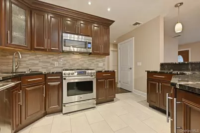195 Scarcliffe Drive, Malverne, NY 11565 - Photo 11