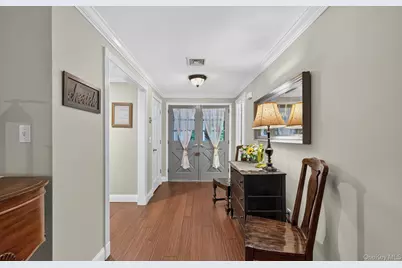 27 Longwood Drive, South Huntington, NY 11746 - Photo 3