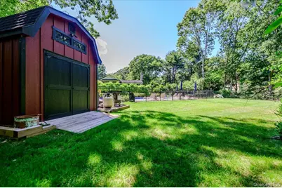 225 Laurel Lane, Syosset, NY 11791 - Photo 37