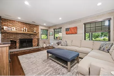 225 Laurel Lane, Syosset, NY 11791 - Photo 19