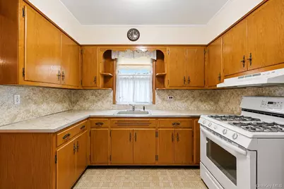 338 E 238th Street, Bronx, NY 10470 - Photo 11
