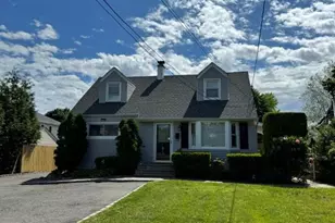 277 Jackson Ave, Syosset, NY 11791 - Photo 3