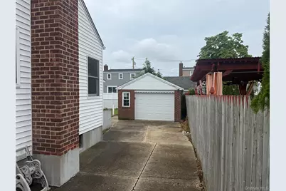 243 Pershing Parkway, Mineola, NY 11501 - Photo 11