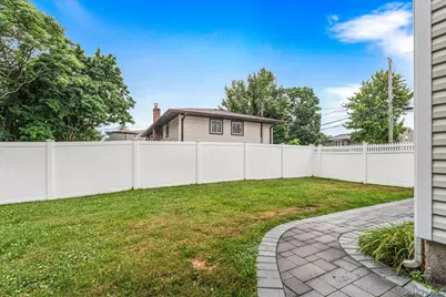 194 Missouri Avenue, Bay Shore, NY 11706 - Photo 19